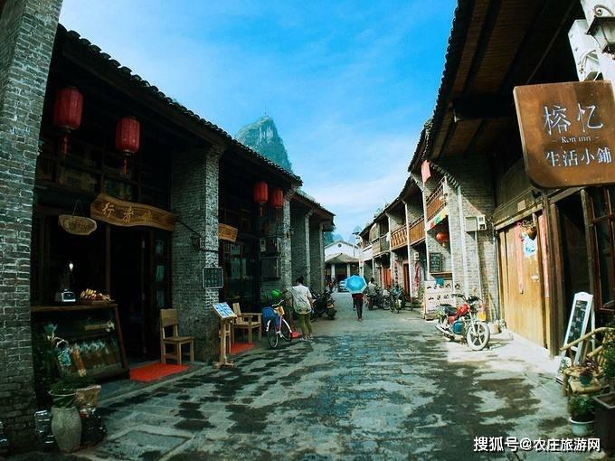 河南一地多人持棍棒、皮带当街殴打一男子，派出所：正在调查中